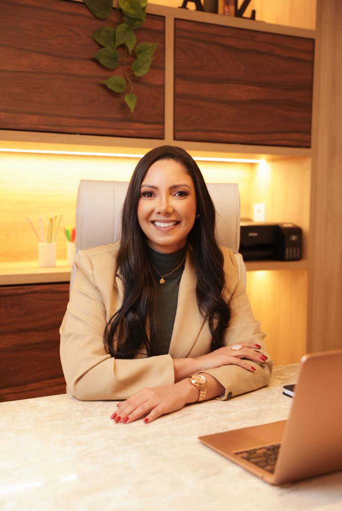 Emely Silva, nutricionista especializada em emagrecimento saudável e duradouro